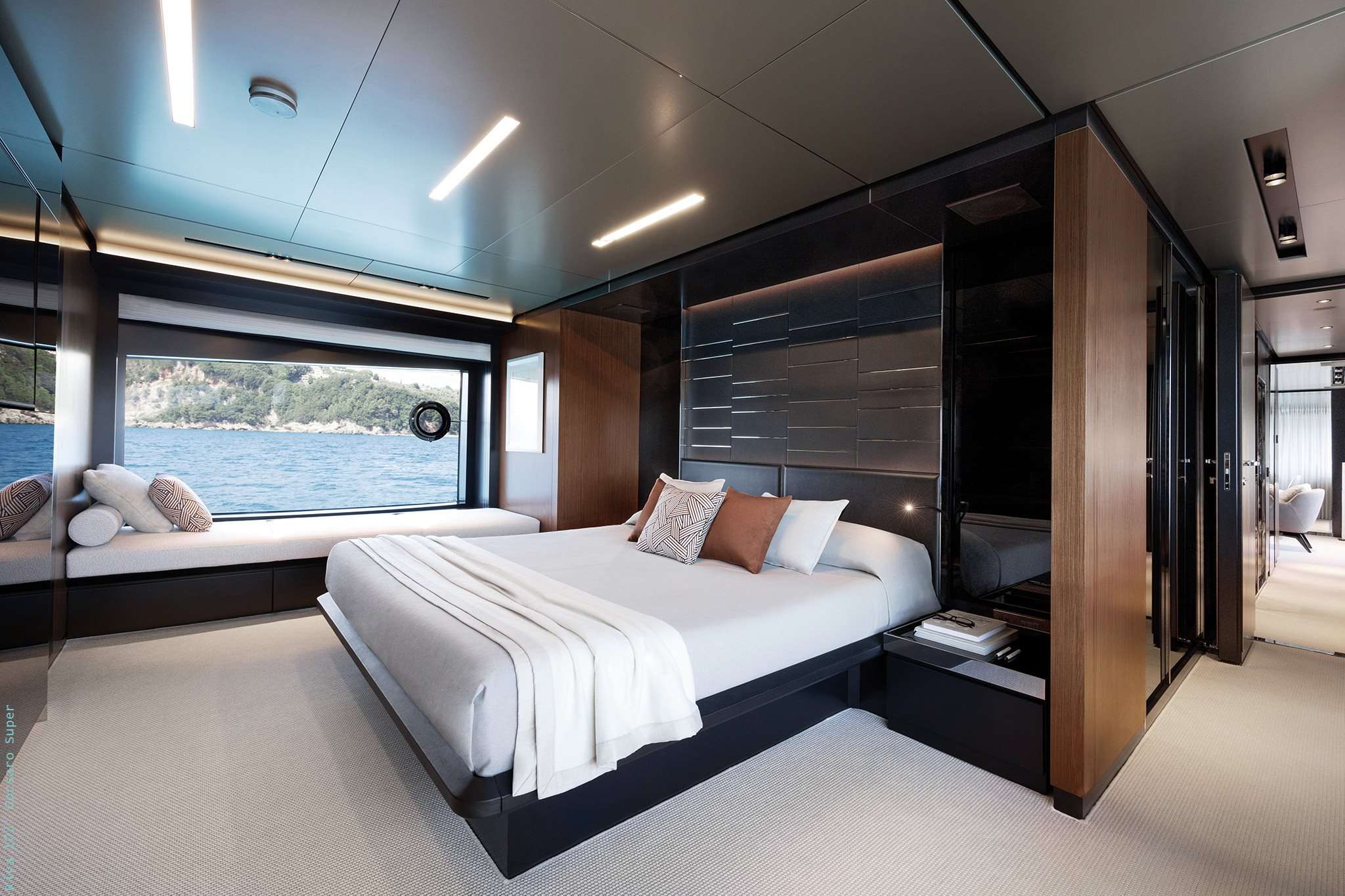Luxury Crewed Motor Yacht ICONA photo 7