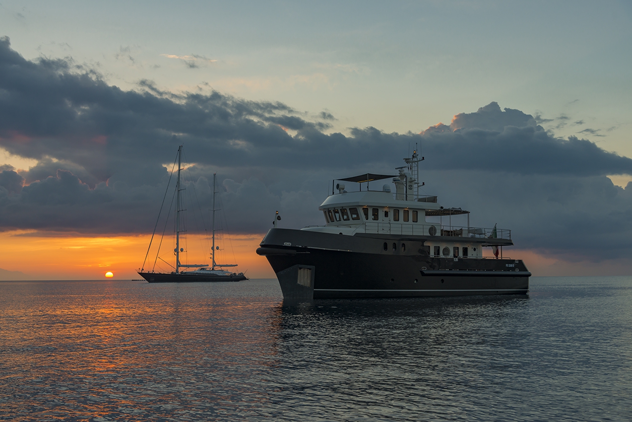 Luxury Crewed Motor Yacht INDIAN photo 3