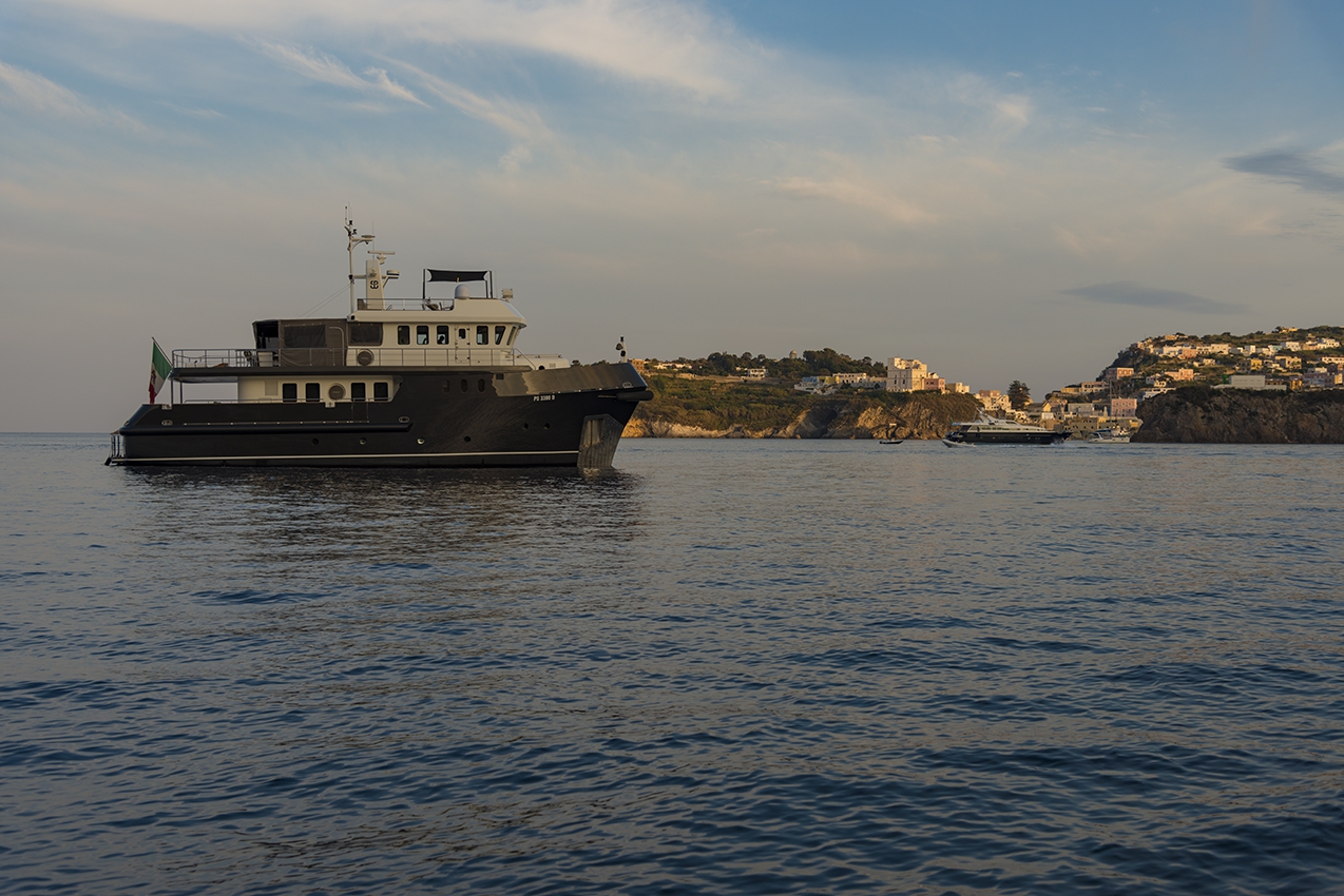 Luxury Crewed Motor Yacht INDIAN photo 4