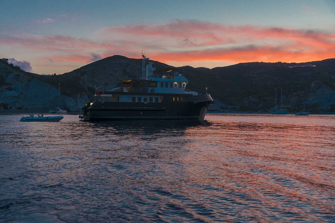 Luxury Crewed Motor Yacht INDIAN photo 7