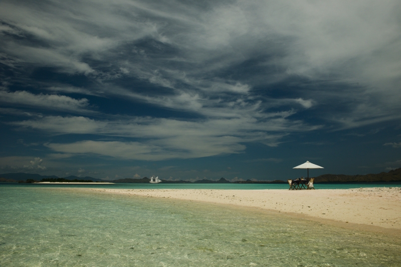 Luxury Crewed Sailing Yacht Indonesian Honeymoon Cruise photo 4