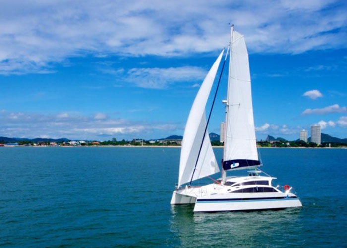Bareboat Catamaran Island Spirit 380