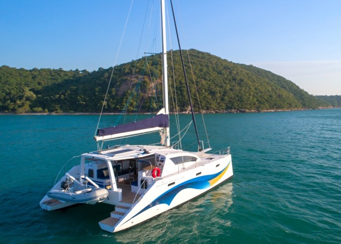 Bareboat Catamaran Island Spirit 410