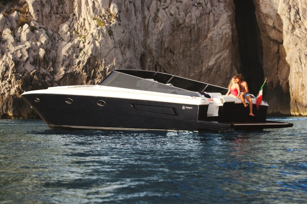 Crewed Motor Yacht Itama 40 photo 3