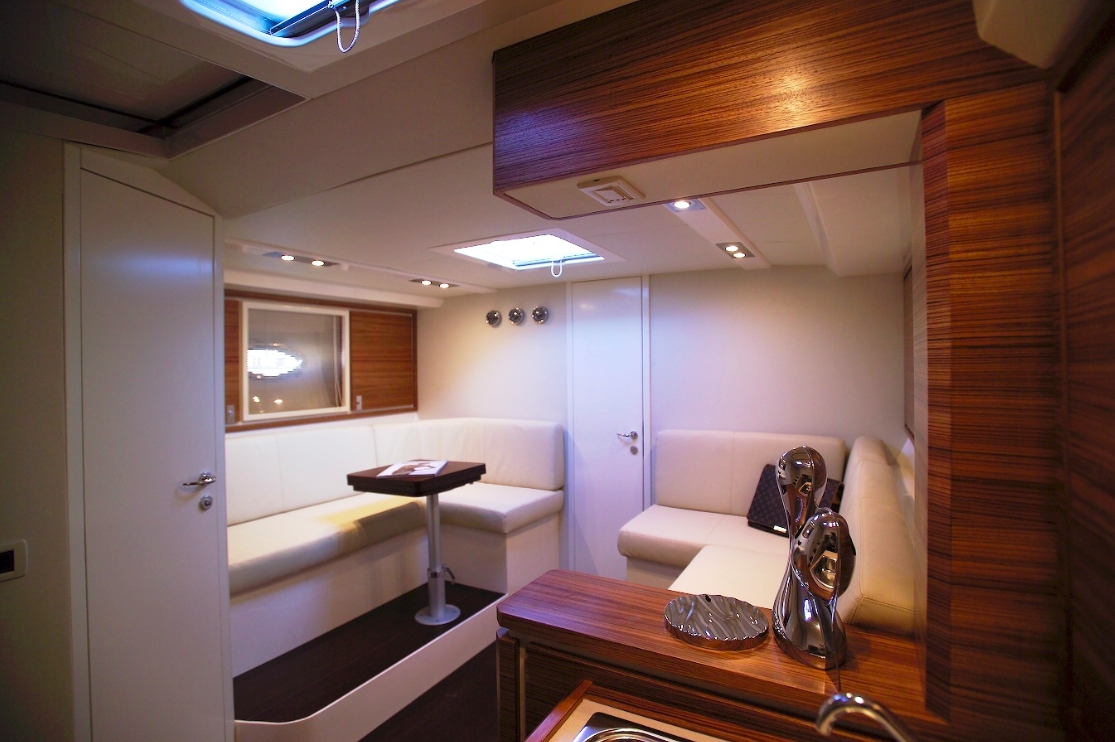 Crewed Motor Yacht Itama 40 photo 5
