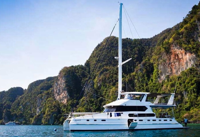 Luxury Crewed Catamaran Jacuzzi Cat photo 4