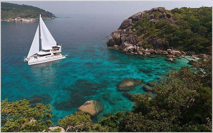 Luxury Crewed Catamaran Jacuzzi Cat photo 7