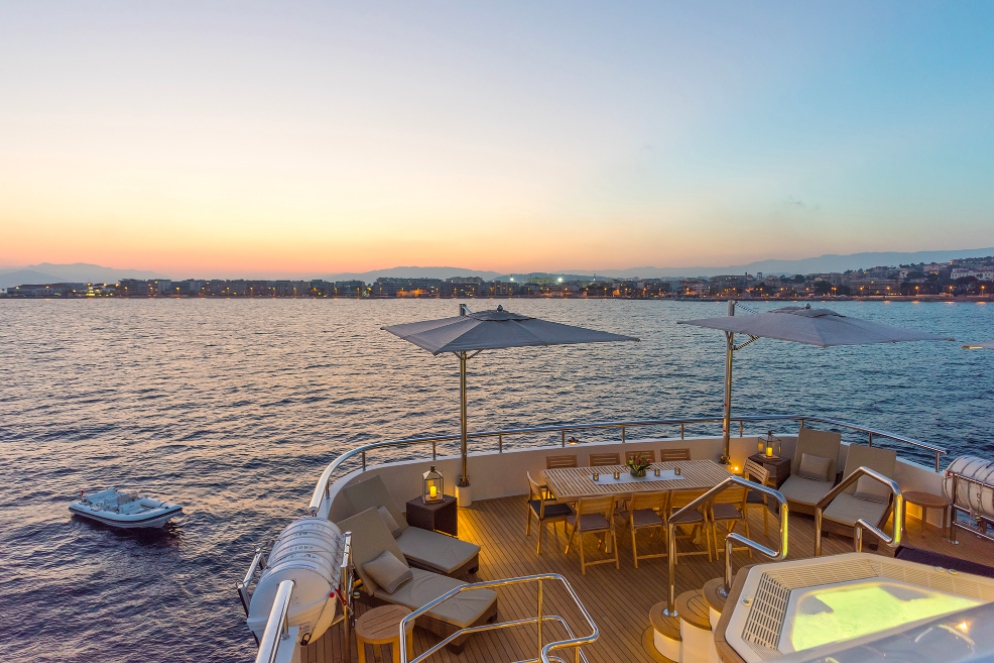 Luxury Crewed Motor Yacht JADE 959 photo 3