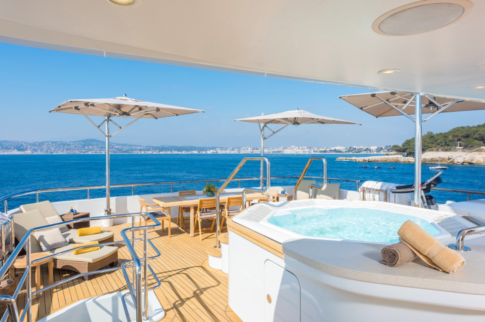 Luxury Crewed Motor Yacht JADE 959 photo 5