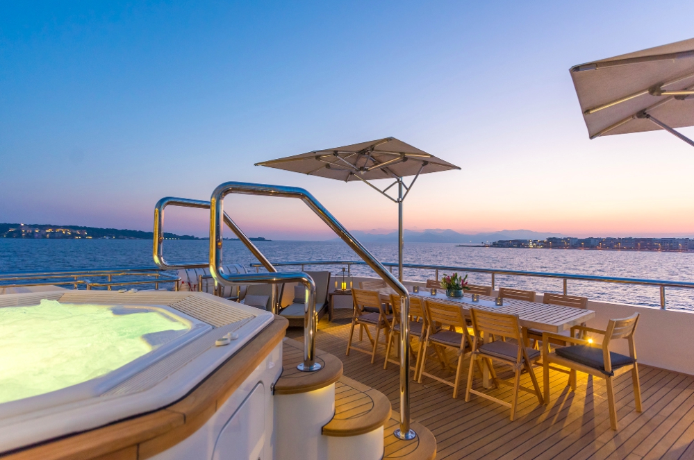 Luxury Crewed Motor Yacht JADE 959 photo 7