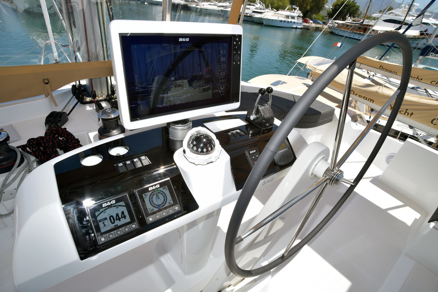 Bareboat Catamaran JADRO photo 3