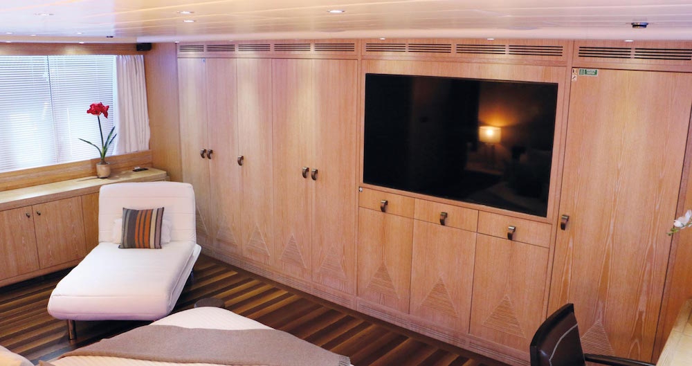 Luxury Crewed Motor Yacht JFF photo 7