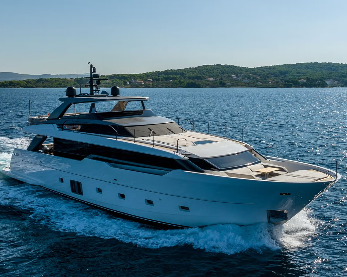 Luxury Crewed Motor Yacht JICJ photo 3
