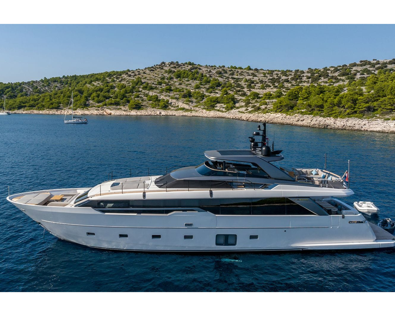 Luxury Crewed Motor Yacht JICJ photo 4