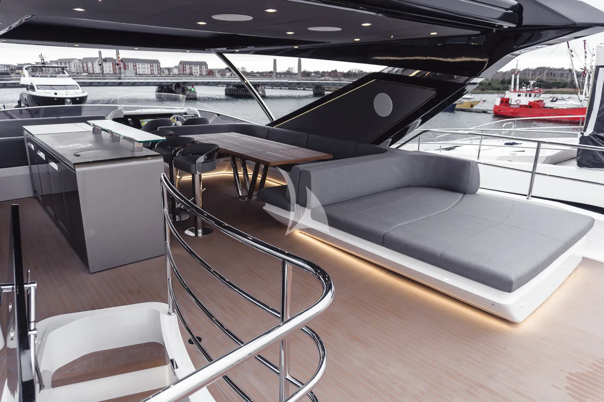 Luxury Crewed Motor Yacht JUNIOR photo 5