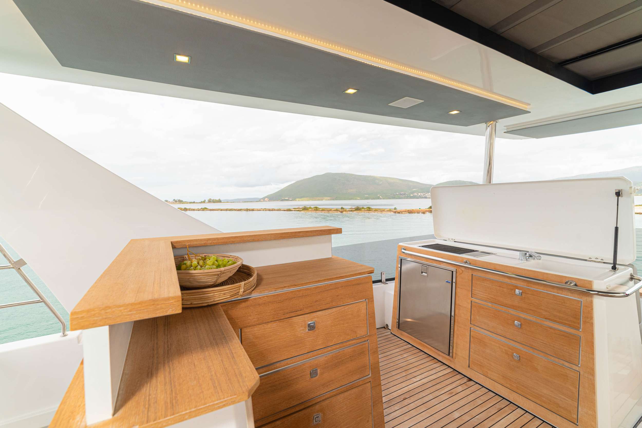 Crewed Power Catamaran KAMCHATKA photo 6