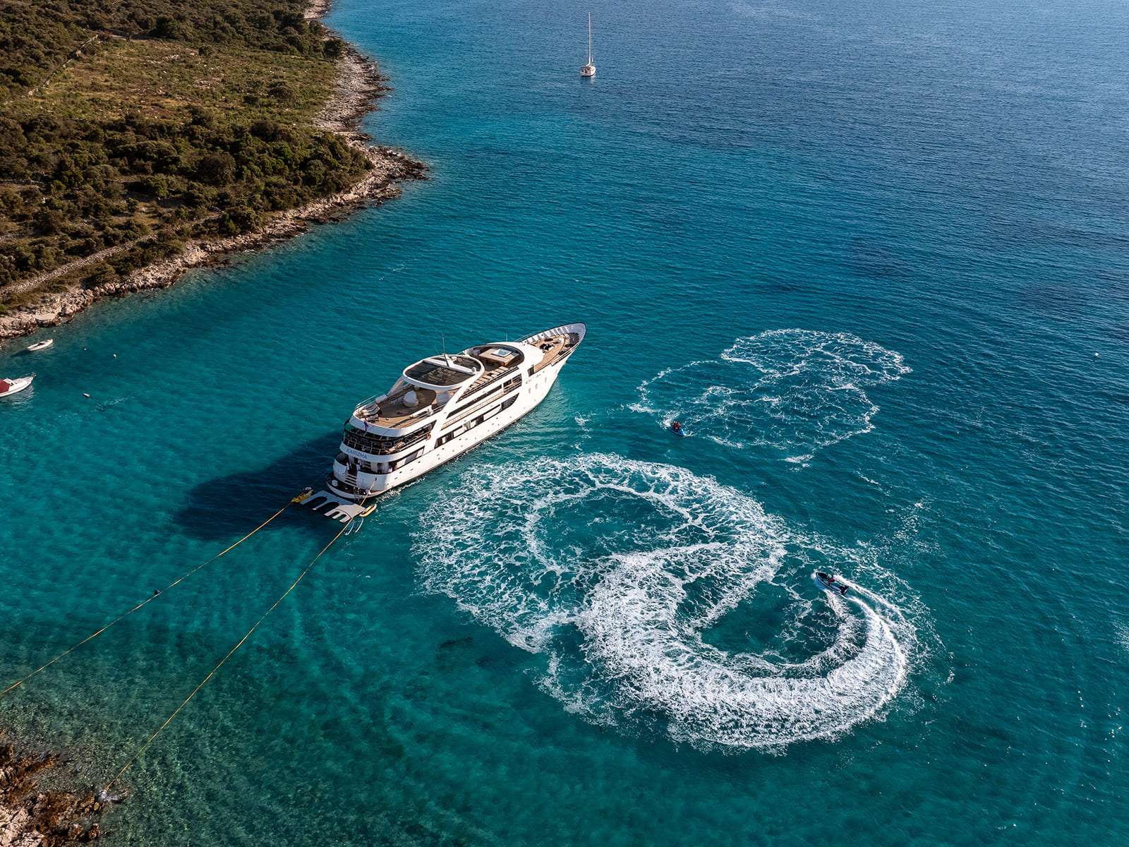 Crewed Motor Yacht KARIZMA photo 3