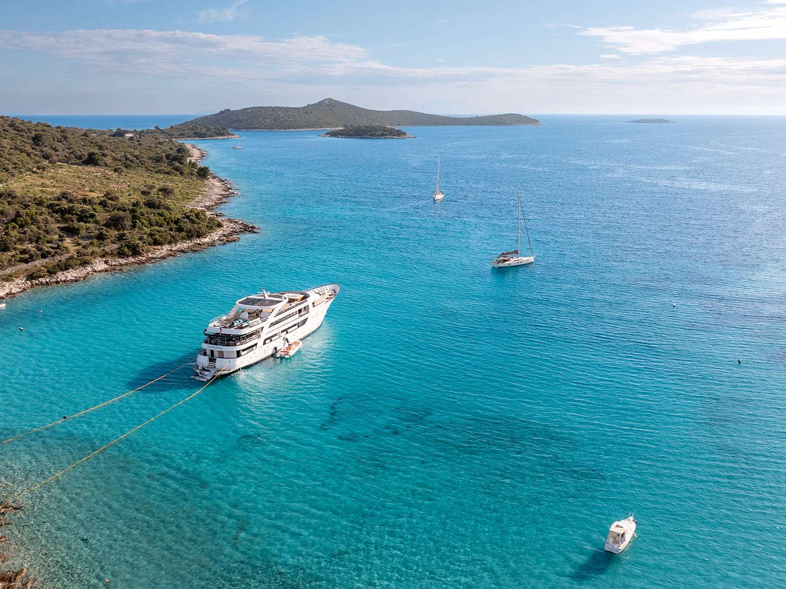 Crewed Motor Yacht KARIZMA photo 4