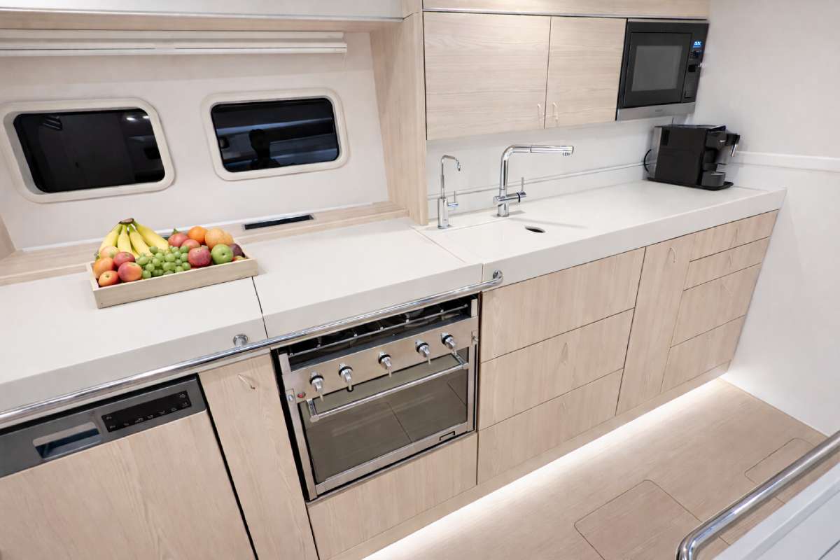 Luxury Crewed Sailing Yacht KIND OF BLUE photo 5