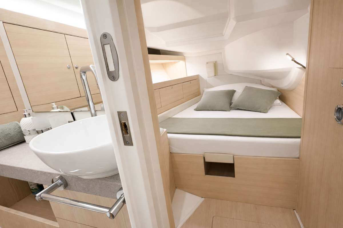 Luxury Crewed Sailing Yacht KIND OF BLUE photo 8