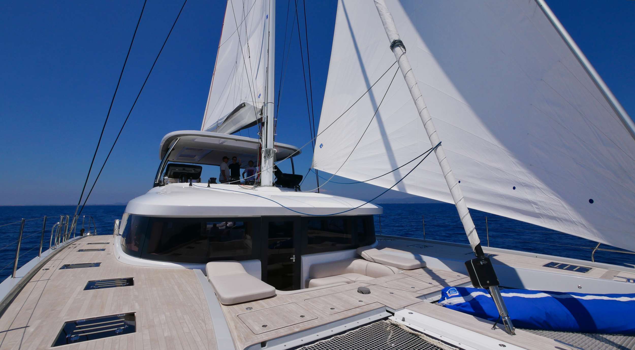 Crewed Catamaran KINGFISHER V photo 3