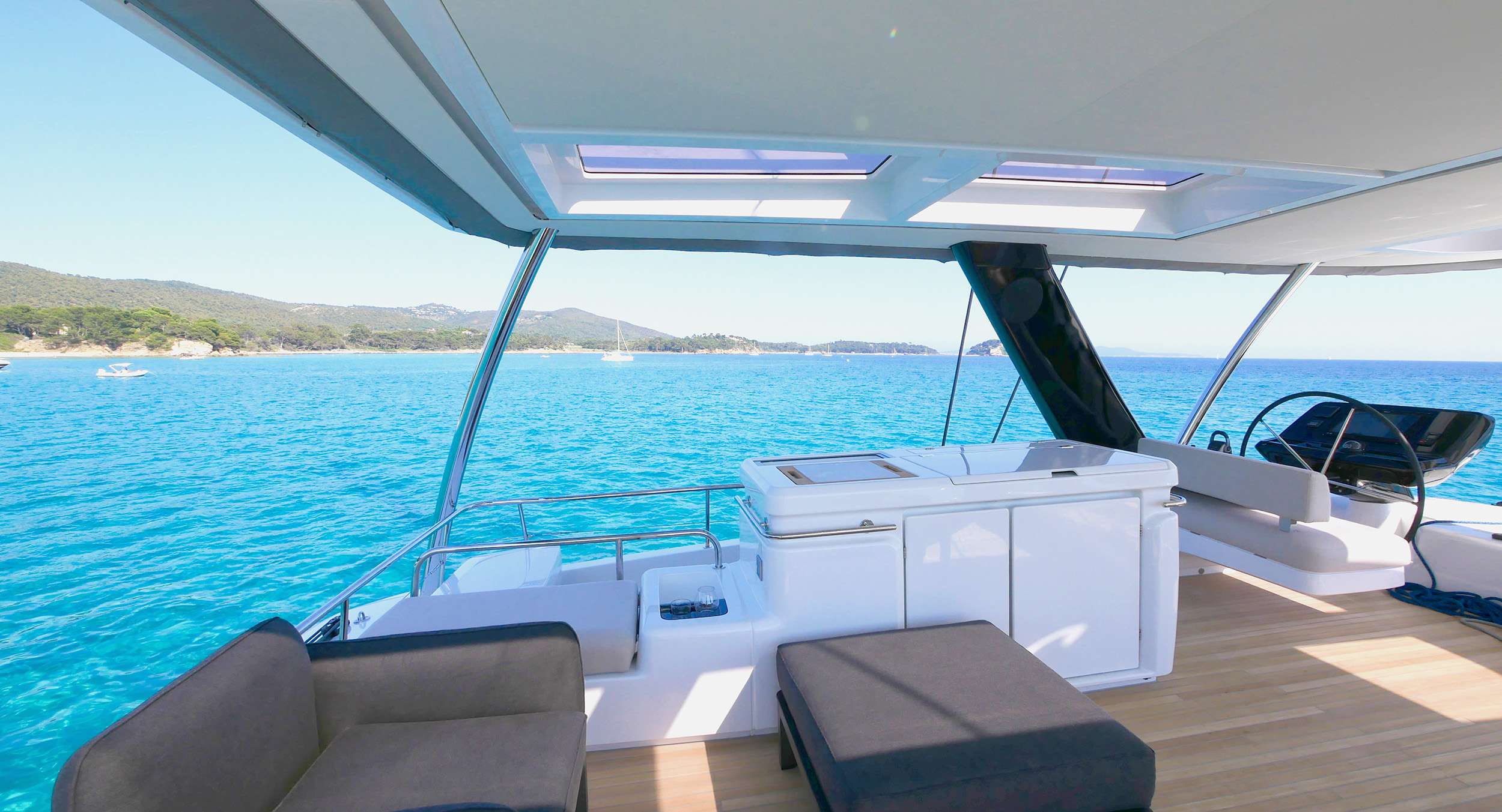 Crewed Catamaran KINGFISHER V photo 4