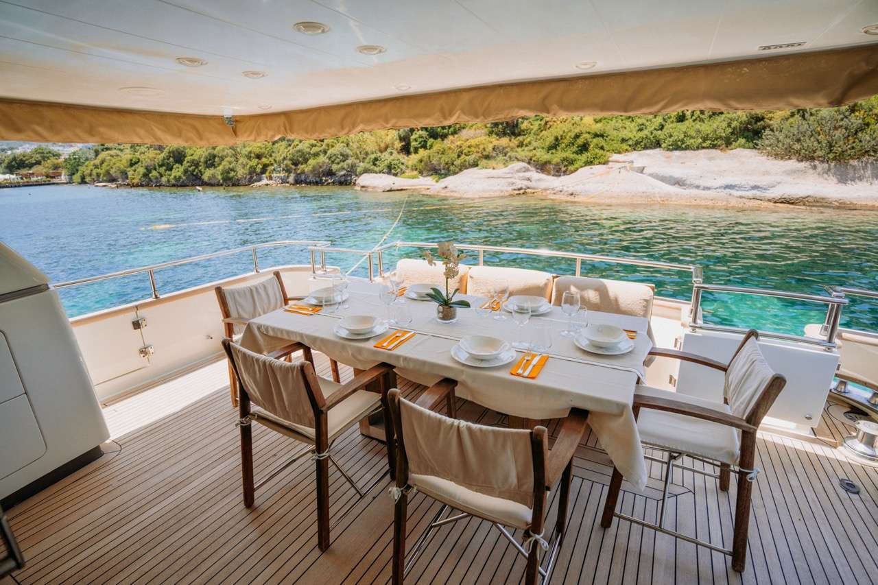 Crewed Motor Yacht KUUM photo 7