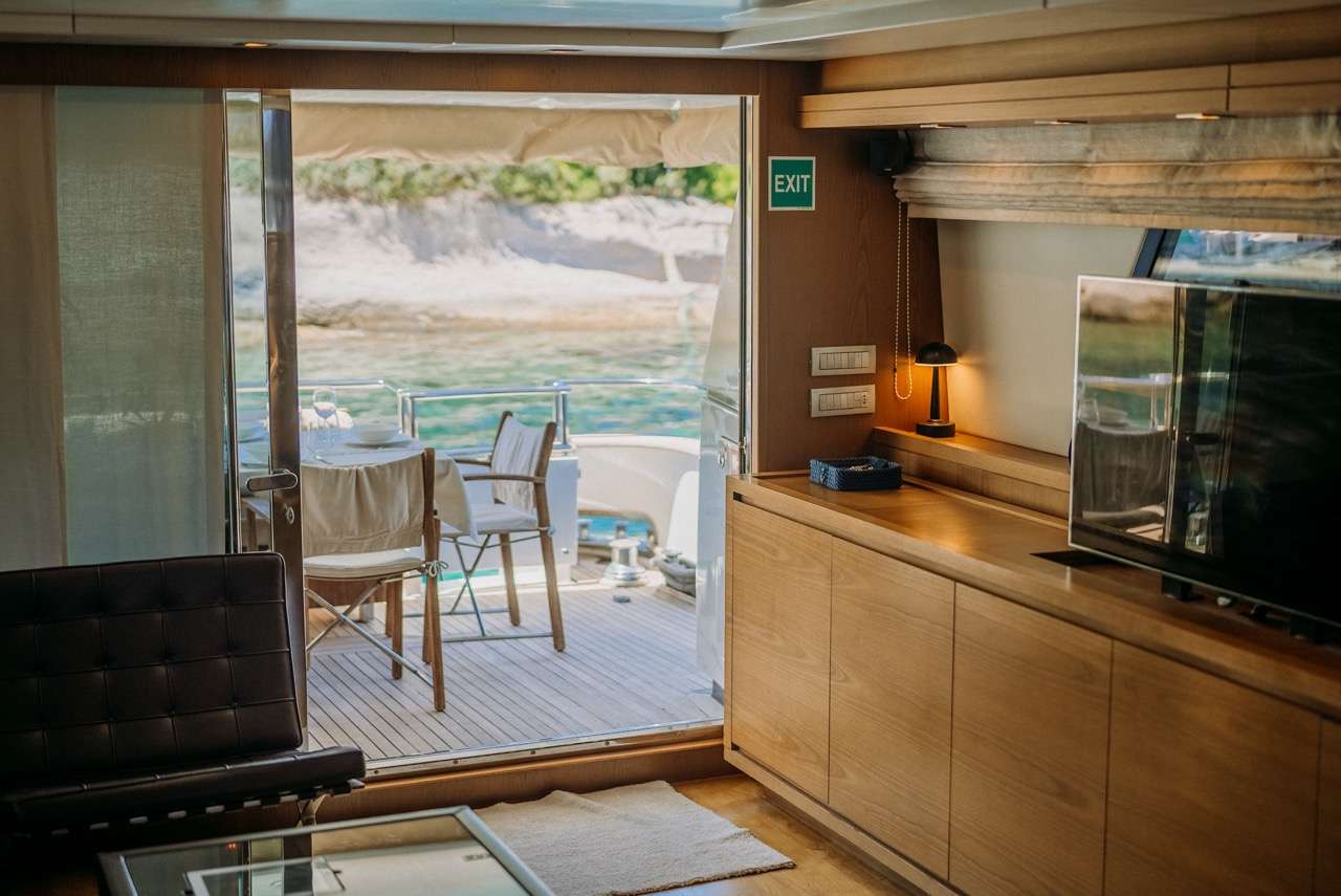 Crewed Motor Yacht KUUM photo 8