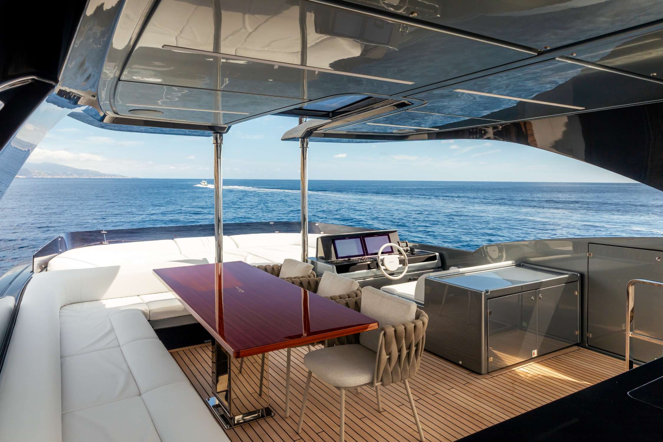 Luxury Crewed Motor Yacht L`AS BLEU photo 5