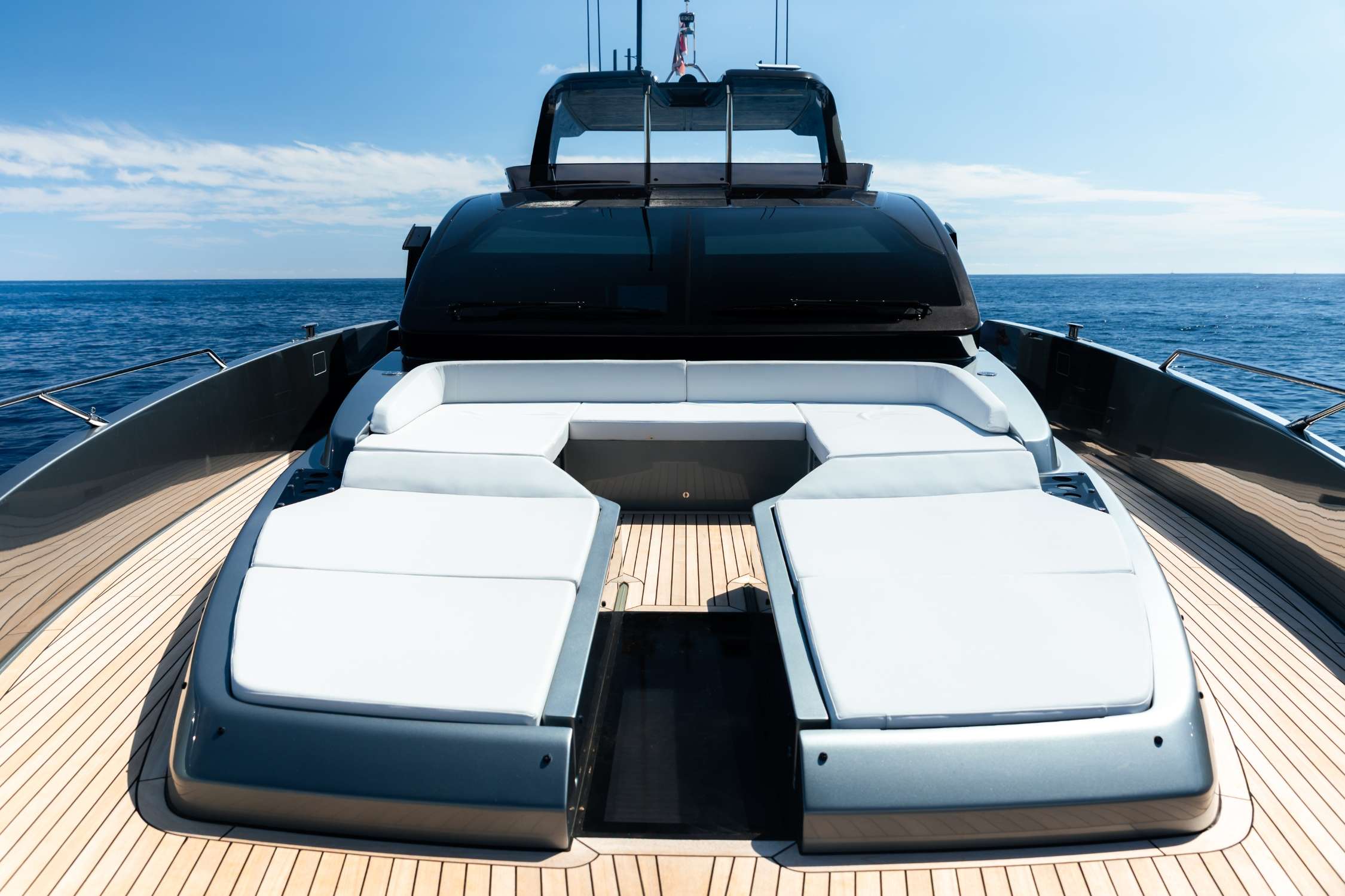 Luxury Crewed Motor Yacht L`AS BLEU photo 8
