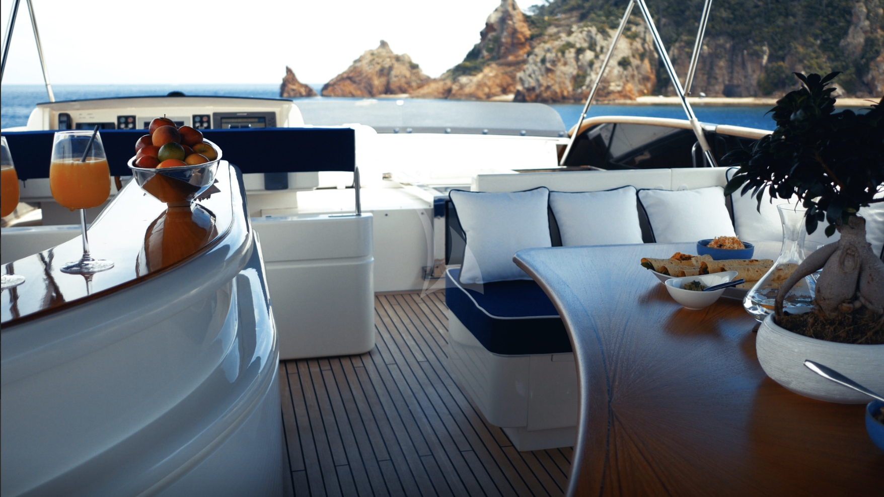 Luxury Crewed Motor Yacht LADY AMANDA photo 3