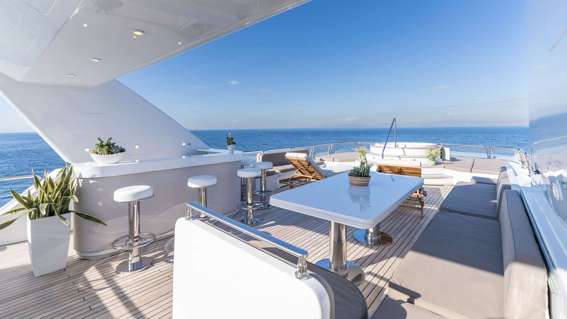 Luxury Crewed Motor Yacht LADY G II photo 5