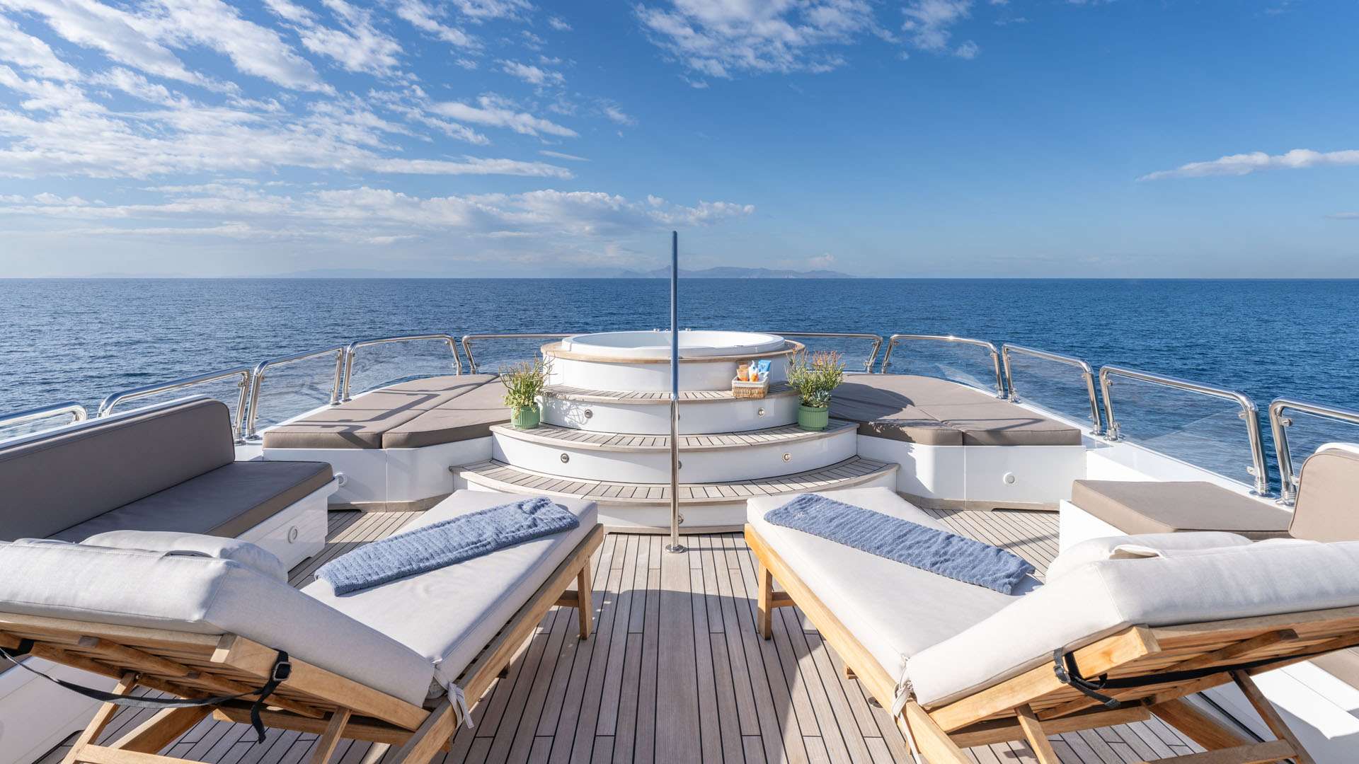 Luxury Crewed Motor Yacht LADY G II photo 6