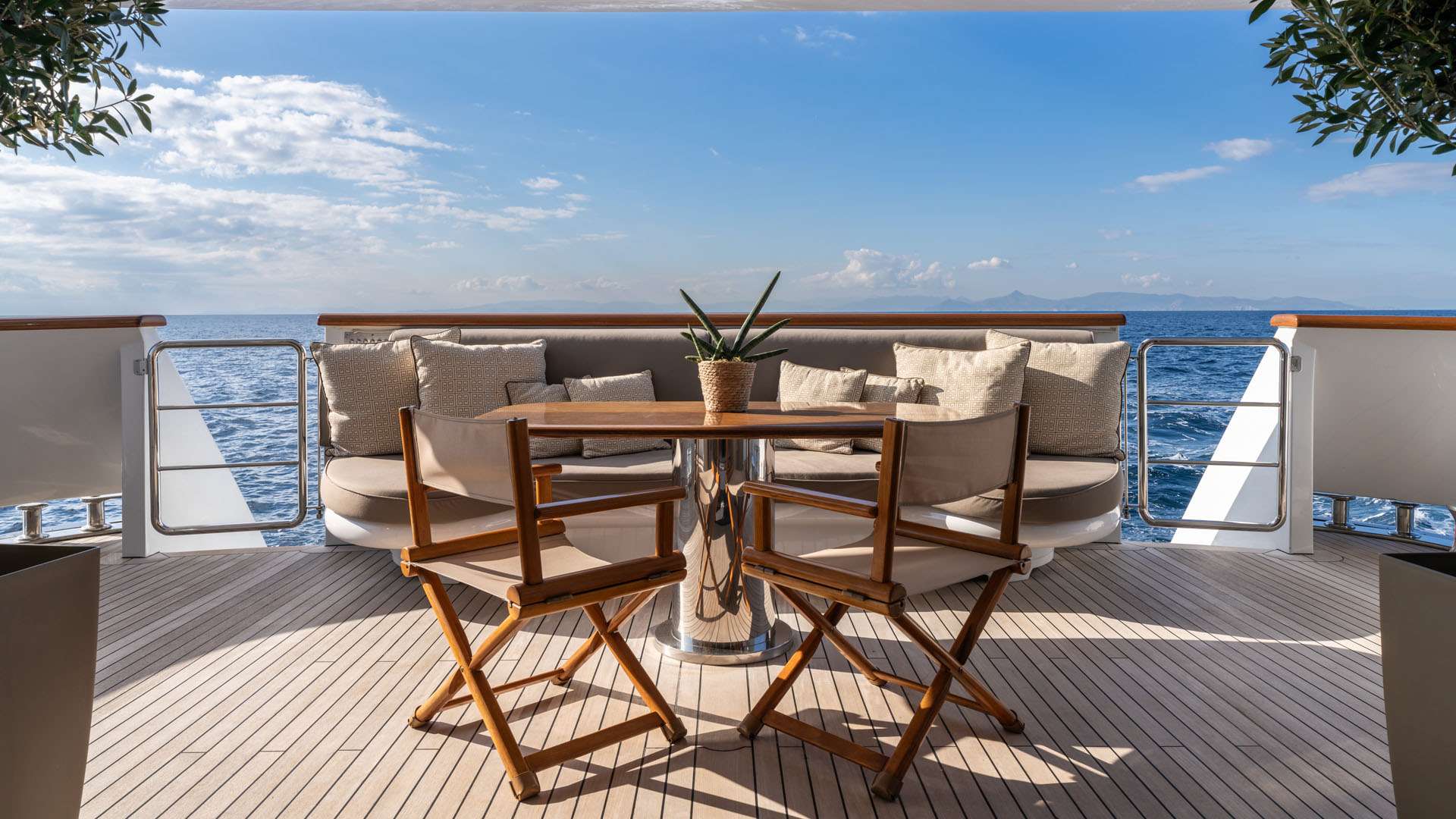 Luxury Crewed Motor Yacht LADY G II photo 8