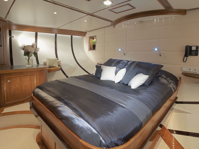 luxury Crewed Sailing Yacht LADY THURAYA photo 7