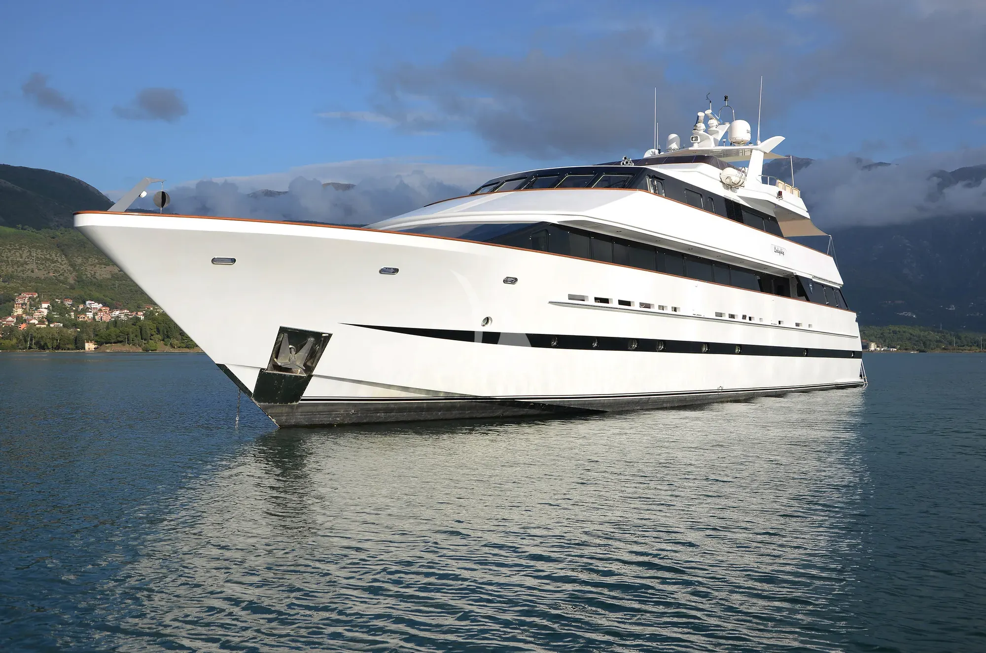 Luxury Crewed Motor Yacht LADYSHIP photo 4
