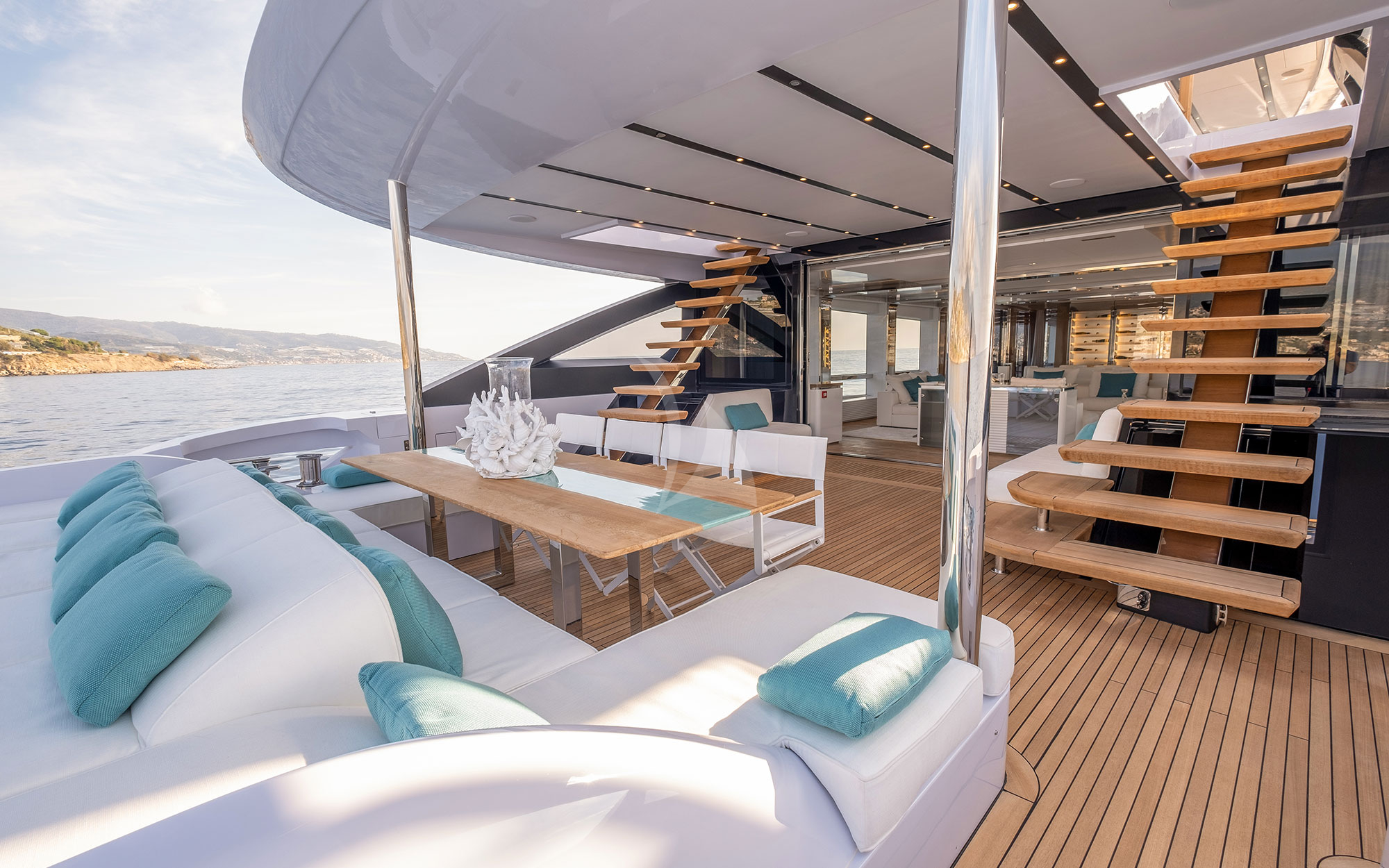Luxury Crewed Motor Yacht LAFAYETTE photo 4