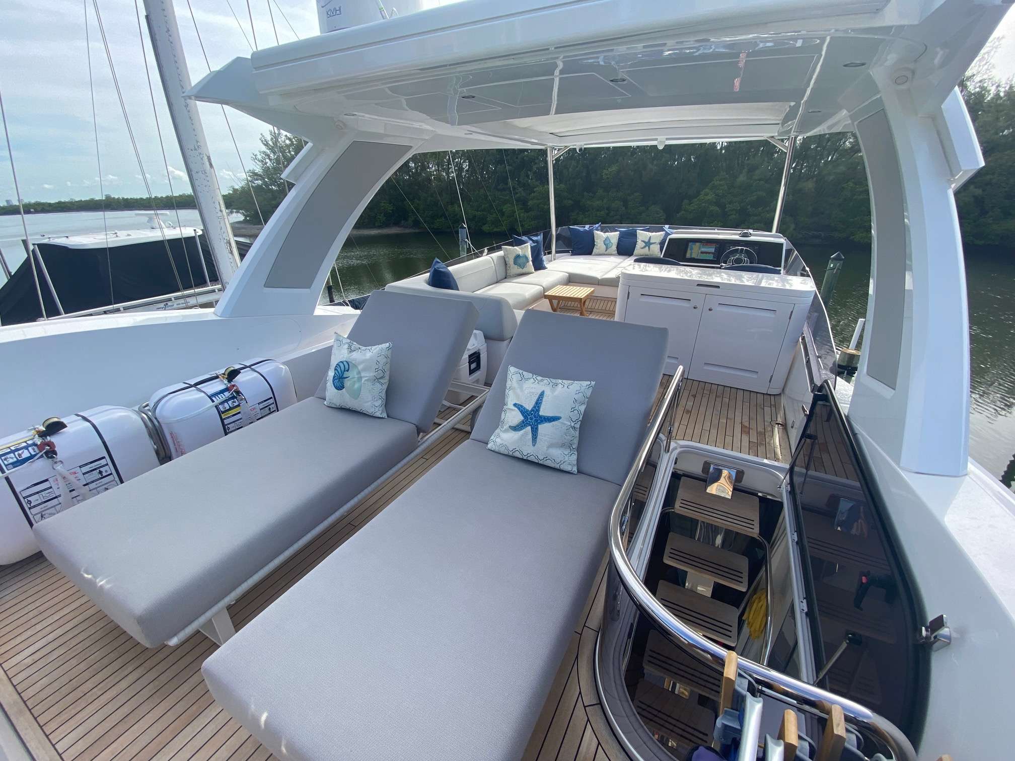 Luxury Crewed Motor Yacht LAGO PARADISE photo 6