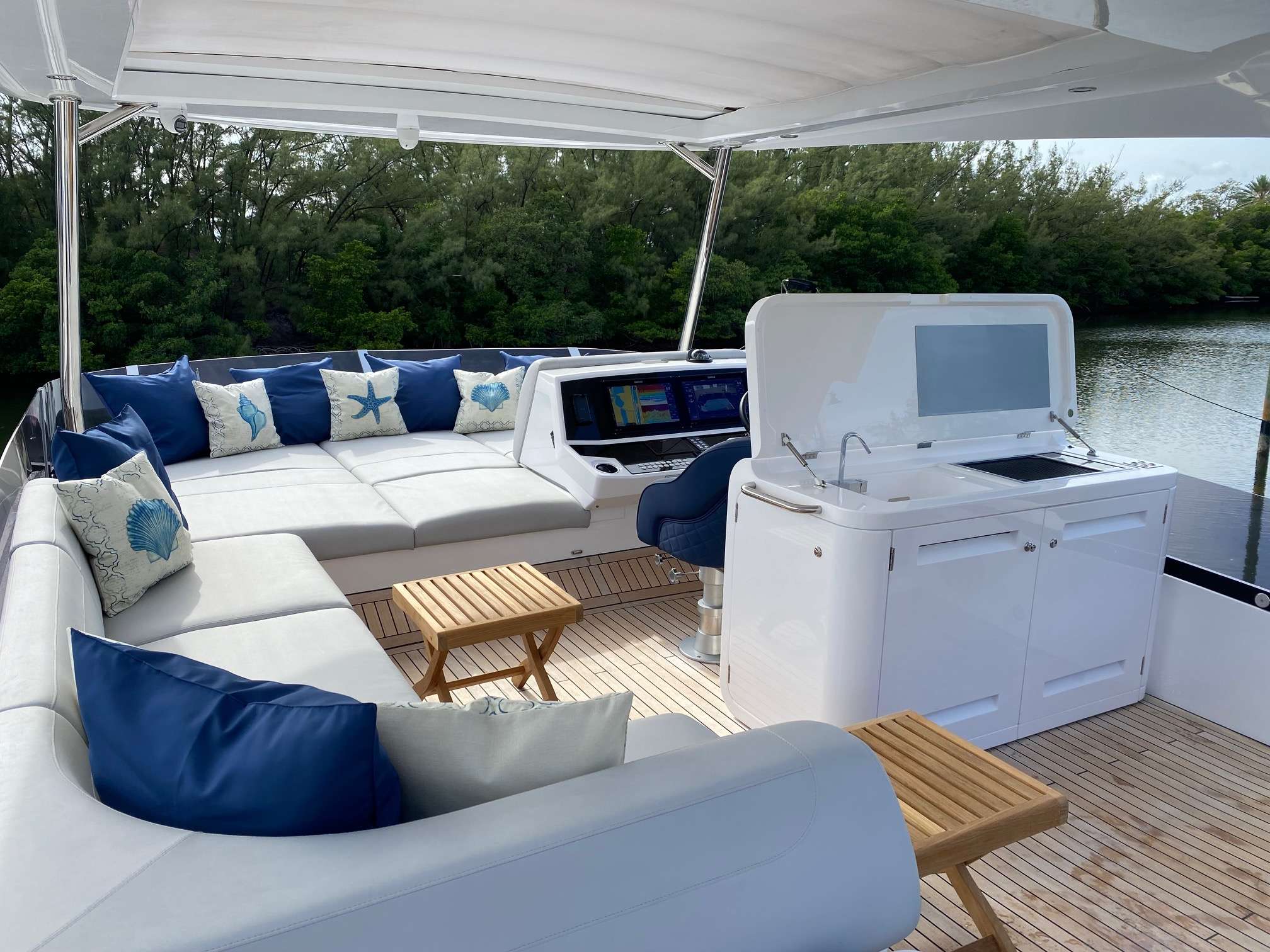 Luxury Crewed Motor Yacht LAGO PARADISE photo 7
