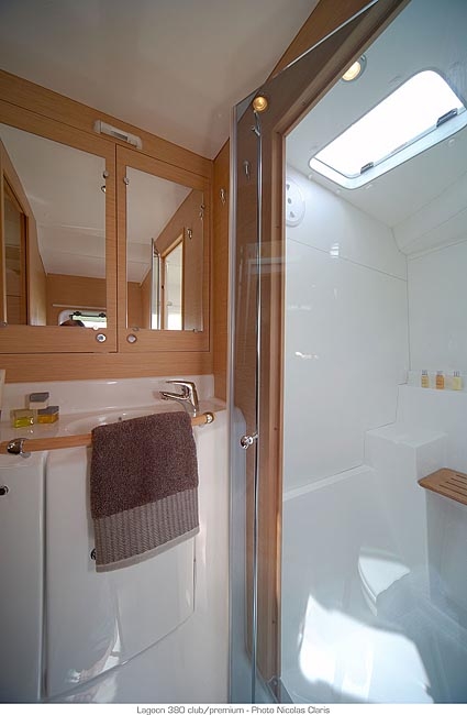 Bareboat Catamaran Lagoon 380 photo 4