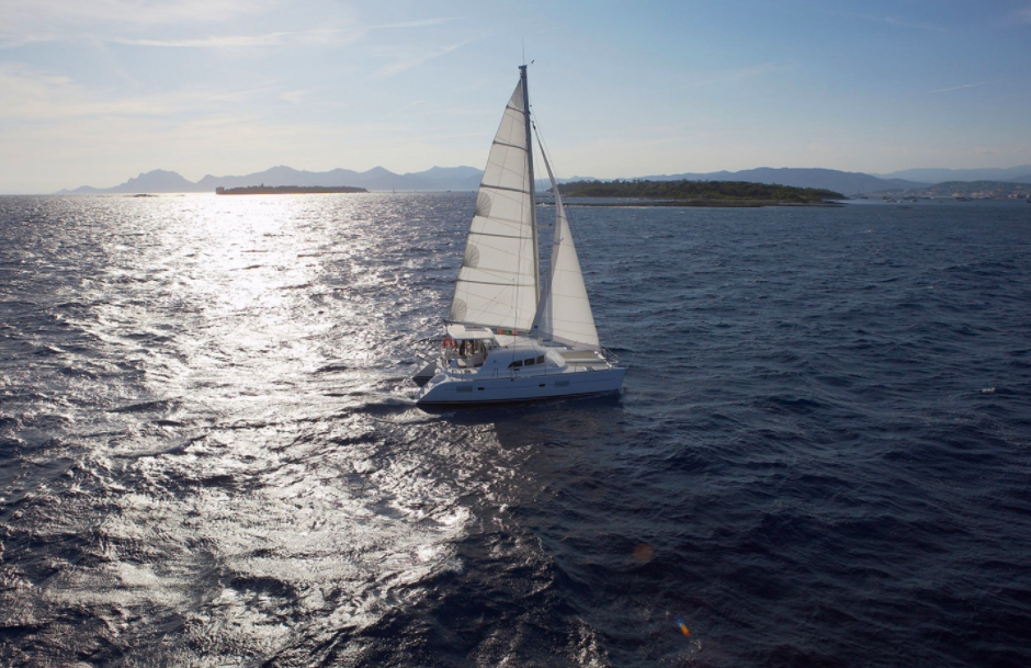 Bareboat Catamaran Lagoon 380 (2018) photo 3