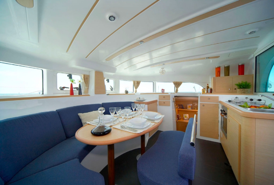 Bareboat Catamaran Lagoon 380 (2018) photo 5