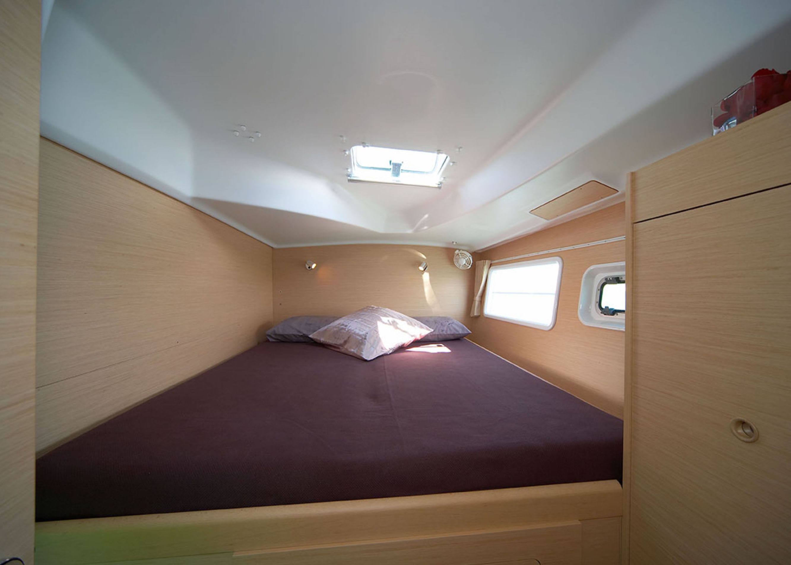 Bareboat Catamaran Lagoon 380 (2018) photo 6