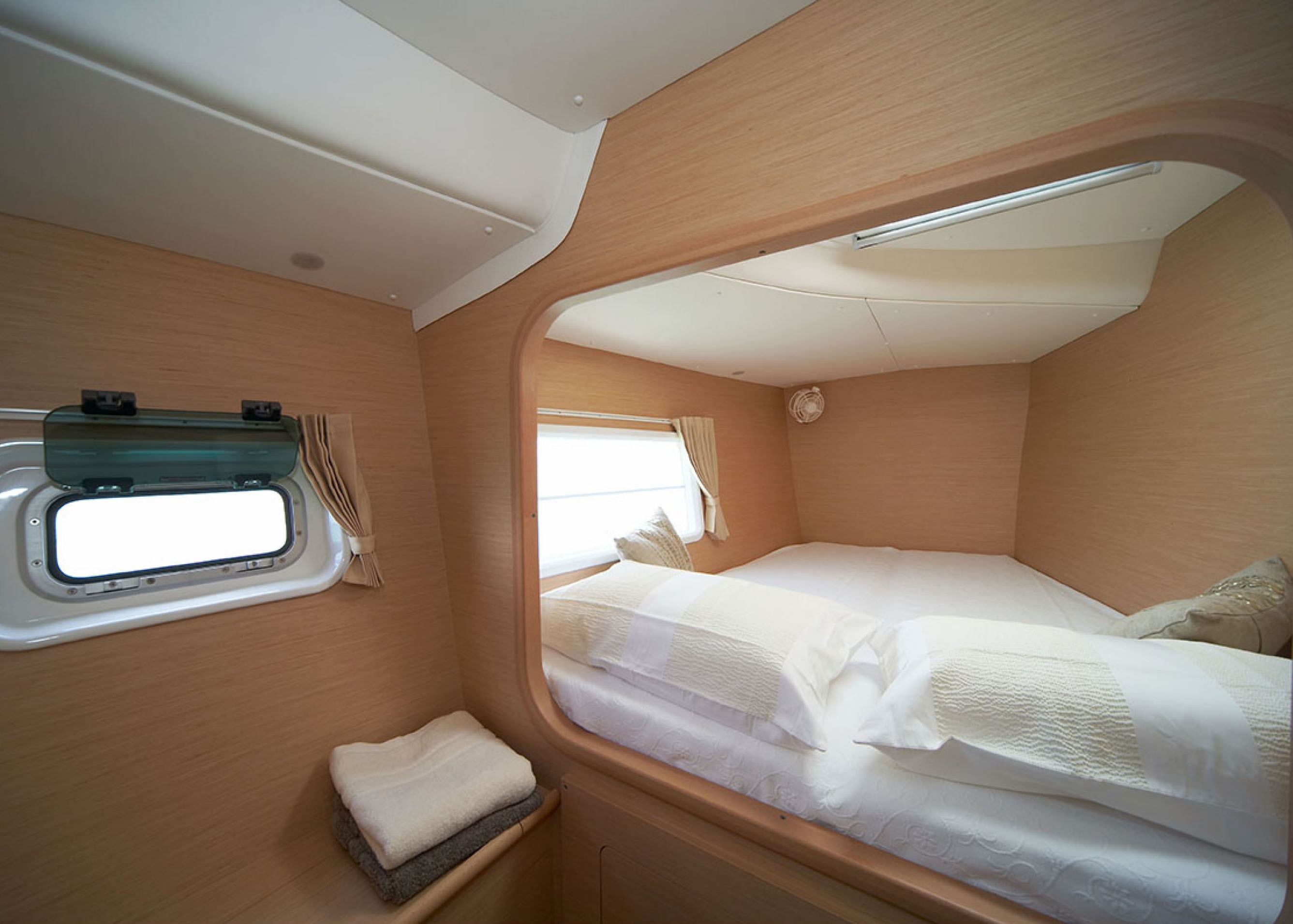 Bareboat Catamaran Lagoon 380 (2018) photo 7