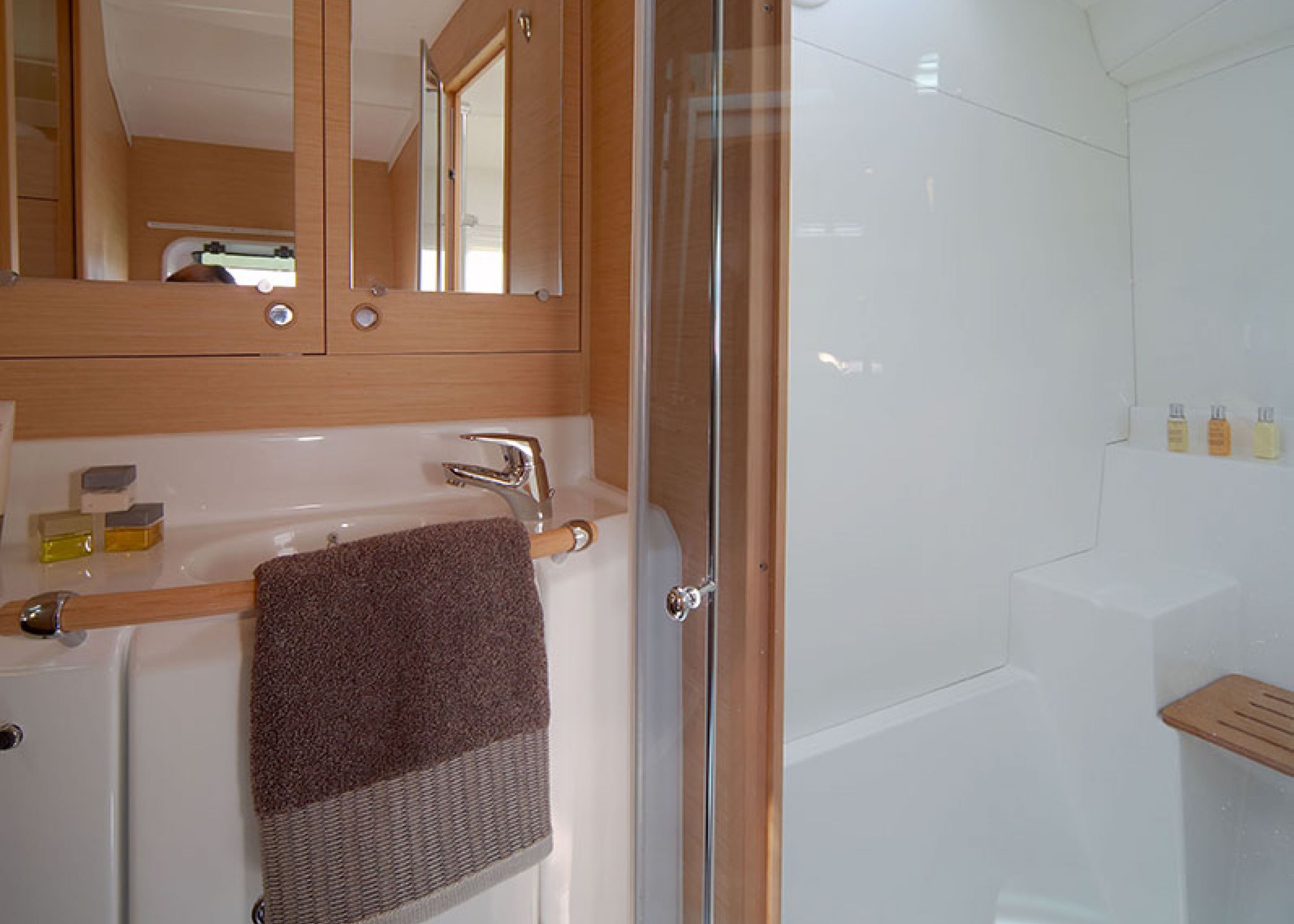 Bareboat Catamaran Lagoon 380 (2018) photo 8