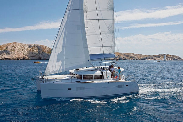 Bareboat Catamaran Lagoon 400