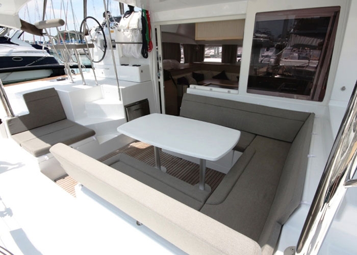 Bareboat Catamaran Lagoon 400 S2 (2015) photo 3