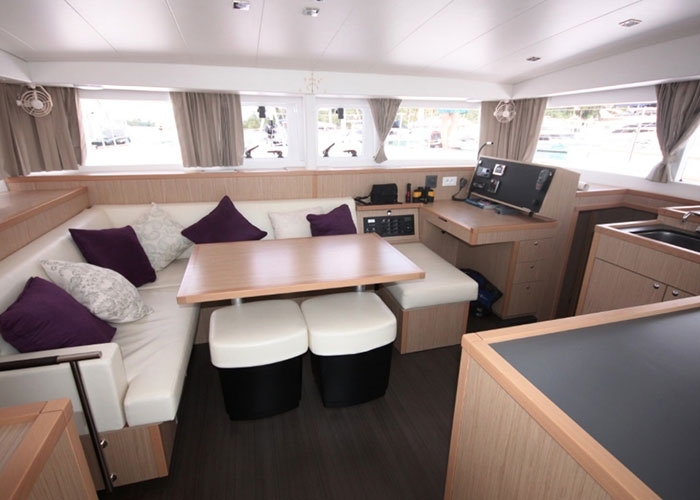 Bareboat Catamaran Lagoon 400 S2 (2015) photo 5