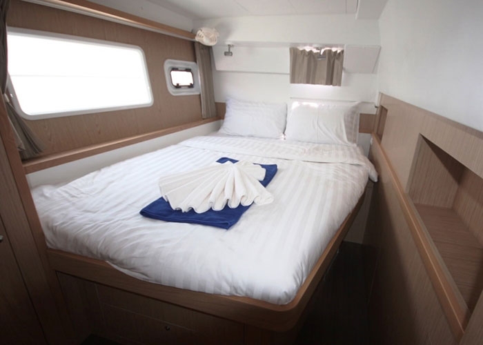 Bareboat Catamaran Lagoon 400 S2 (2015) photo 6