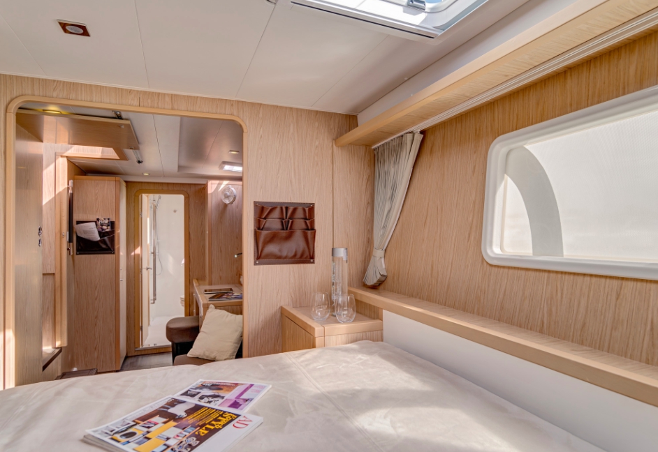 Bareboat Catamaran Lagoon 400 S2 photo 6